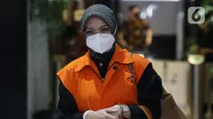 Bupati nonaktif Probolinggo Puput Tantriana Sari usai menjalani sidang lanjutan yang digelar secara dalam jaringan dari Pengadilan Tipikor Surabaya, Gedung KPK Jakarta, Rabu (23/2/2022). Puput merupakan terdakwa dugaan suap seleksi jabatan di Kabupaten Probolinggo. (Liputan6.com/Helmi Fithriansyah)