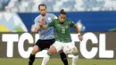 Bolivia memiliki peluang emas mencetak gol di menit 11. Sayang, bola tendangan Ramallo hanya bergulir tipis di sisi kanan gawang Uruguay. (Foto: AP/Andre Penner)