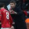 Pelatih sementara Manchester United asal Inggris, Michael Carrick, berbicara dengan gelandang Manchester United asal Portugal bernomor punggung 08, Bruno Fernandes, selama pertandingan Liga Inggris antara Manchester United dan Manchester City di Old Trafford, Manchester, barat laut Inggris, pada 17 Januari 2026. (Darren Staples/AFP)