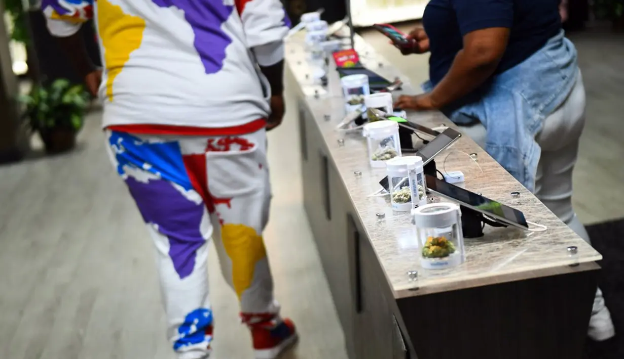 Produk ganja dipajang untuk dijual sebelum Mile High 420 Festival di apotek ganja Euflora, Denver, Colorado, Amerika Serikat, 20 April 2022. Puluhan ribu penggemar ganja berkumpul di Denver pada 20 April untuk merayakan legalisasi ganja rekreasi di Amerika Serikat. (Patrick T. FALLON/AFP)