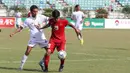 Bek Timnas Indonesia U-19, Firza Andika, berusaha melewati pemain Thailand U-19 pada laga Piala AFF U-18 di Stadion Thuwanna, Yangon, Jumat (15/9/2017). Hingga babak pertama usai skor masih imbang 0-0. (Liputan6.com/Yoppy Renato)