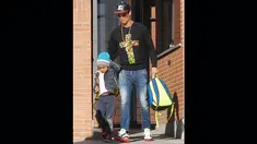Penyerang Real Madrid Cristiano Ronaldo saat menjemput anaknya pulang sekolah di Madrid, Selasa (27/1/2015). (Dailymail)