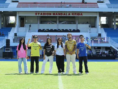 PSIM Yogyakarta resmi meluncurkan jersey dan skuad mereka untuk mengarungi Liga 2 2024/2025 yang dilakukan sebelum partai uji coba melawan Deltras FC di Stadion Mandala Krida, Yogyakarta, Sabtu (24/8/2024) siang. Acara berlangsung meriah dan dihadiri ribuan suporter. Jersey yang diproduksi oleh apparel lokal Apex tersebut memadukan filosofi kearifan lokal Yogyakarta seperti kehidupan, keseimbangan alam, dan harmoni spiritual dalam setiap detail desainnya. (Bola.com/Ana Dewi)