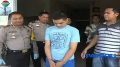 Dari penyelidikan polisi, tersangka membobol tembok konter menggunakan kapak besi, pahat kapal, dan paku besi.