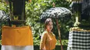 Anya Geraldine tak jarang menampilkan dirinya dalam balutan kebaya Bali. Cantik dibalut kebaya berwarna mustard, Anya memadukannya dengan kain batik cokelat dan selendang hijau yang serasi. Foto: Instagram.