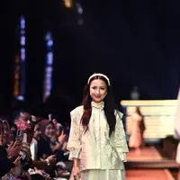 Intip gaya Jennifer Coppen jadi muse di fashion show berlatar Candi Borobudur yang megah (Modinity)