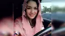 Vicky Shu tampil cantik sederhana dengan kerudung berwarna pink. (Instagram.com/Vickyshu)
