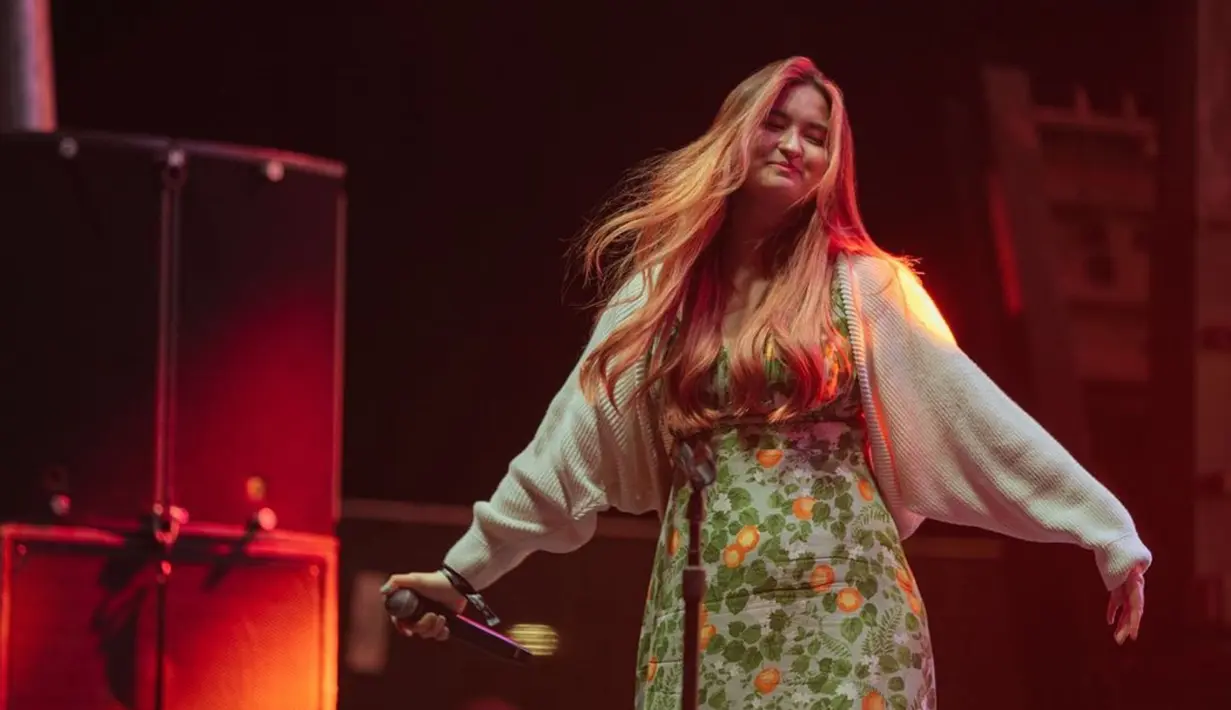 Stephanie saat tampil di Festival Musik Head In The Clouds 2021. Anak dari penyanyi kenamaan Titi DJ ini menjadi musisi Indonesia ketiga yang bergabung dengan label musik internasional 88rising. (Instagram/@stephaniepoetri)