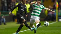 Penyerang Paris Saint-Germain (PSG), Neymar (kiri) berjibaku dengan bek Celtic, Anthony Ralston, pada Matchday 1 Grup B Liga Champions 2017-2018, di Celtic Park, Rabu (13/9/2017) dini hari WIB. Kedua pemain terlibat beberapa insiden yang menyulut suasana 