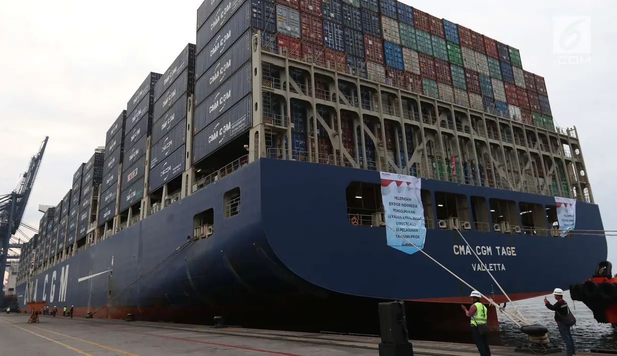 Penampakan kapal besar (Direct Call) pembawa kontainer yang membawa ekspor Indonesia ke AS di Pelabuhan Tanjung Priok, Jakarta, Selasa (15/5). Produk yang diekspor berupa alas kaki, garmen, dan barang elektronik. (Liputan6.com/Angga Yuniar)