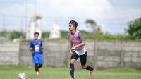Bek tim muda PSM Makassar, Sultan Zaky Pramana berlatih di Training Ground PSM Makassar, Rabu (09/11/2022). Zaky dipromosikan ke tim senior dan berpeluang didaftarkan di Liga 1 2022/2023 pada putaran kedua nanti. (Istimewa)