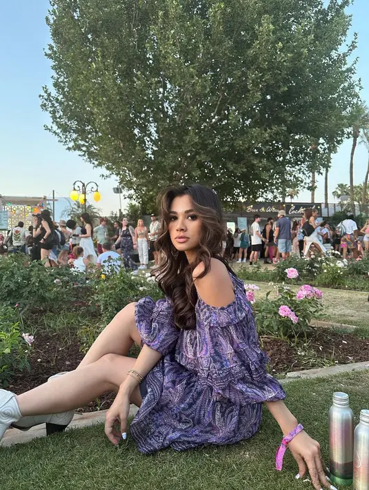 Hari ketiga Coachella, Adinda tampil feminin mengenakan bohemian dress dan cowboy boots.