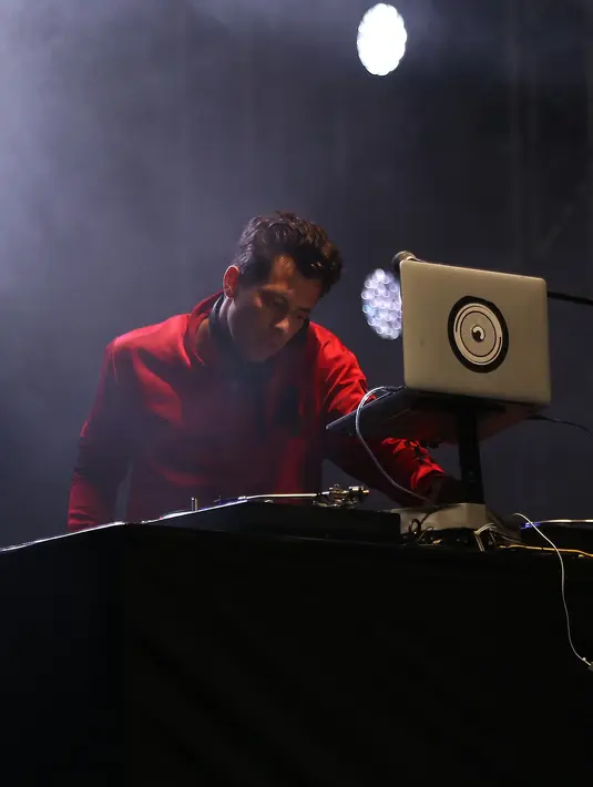 "Terima kasih kalian sudah mau bertahan meskipun kehujanan," ucap Mark Ronson disela-sela aksinya menyapa penonton. (Galih W. Satria/Bintang.com)