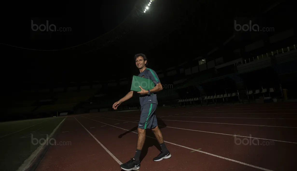 Pelatih Timnas Indonesia, Luis Milla, bersiap memimpin latihan di Stadion Patriot, Bekasi, Senin (2/10/2017). Latihan ini merupakan persiapan jelang laga persahabatan melawan Kamboja. (Bola.com/Vitalis Yogi Trisna)