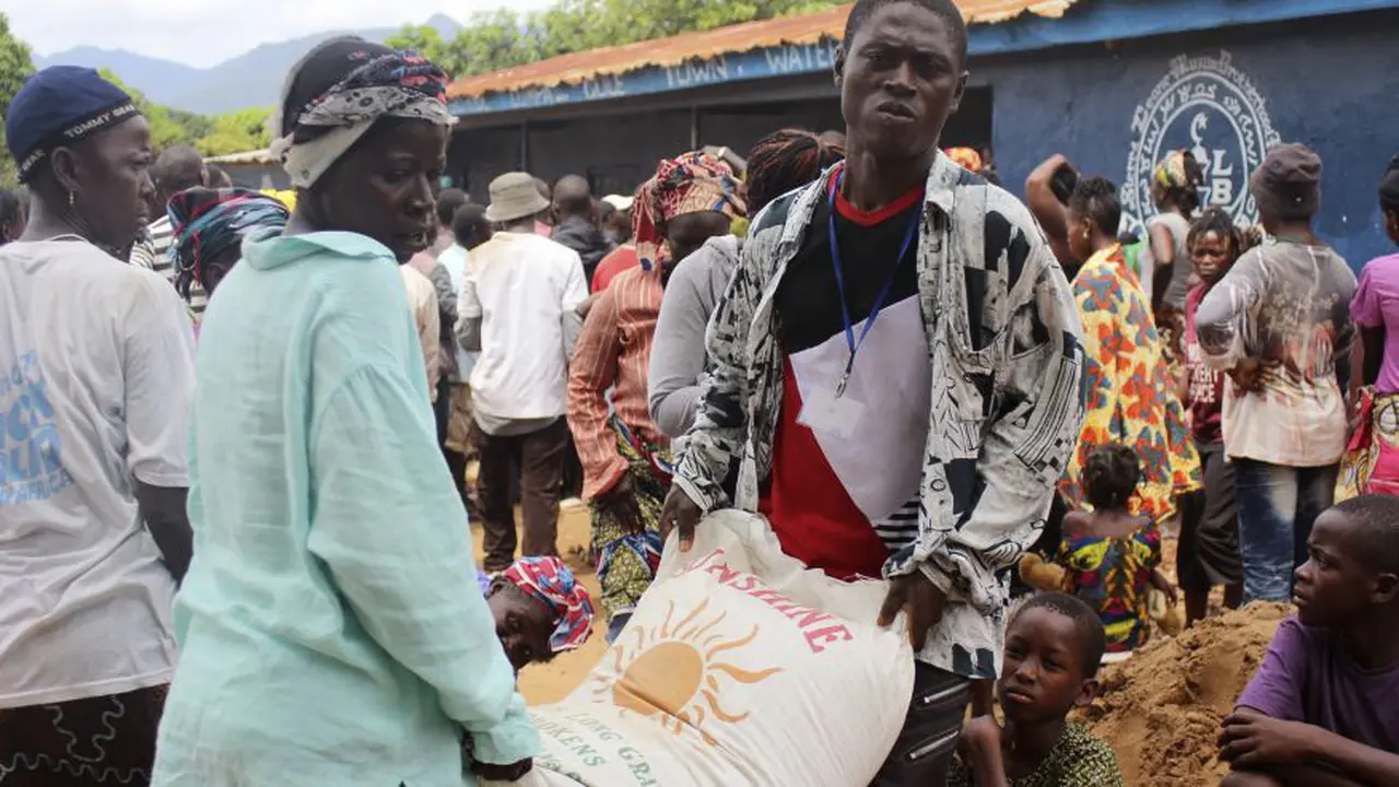 Ribuan Warga Sierra Leone Timbun Makanan