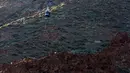 Wisatawan yang terperangkap di kereta gantung dievakuasi di Gunung El Teide, Taman Nasional El Teide, Pulau Canary, Spanyol, Rabu (15/3). Sekitar 60 wisatawan terperangkap di dua kereta gantung saat menuju puncak Gunung El Teide. (Desiree Martin/AFP)
