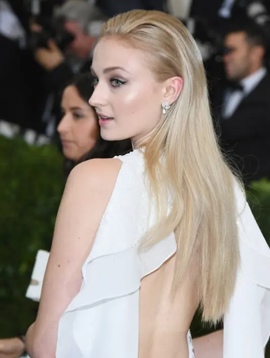 Kabar soal pertunangan ini diumumkan Joe dan Sophie lewat unggahan foto di akun Instagram masing-masing. Joe menuliskan caption “She said yes’, sedangnkan Sophie menuliskan ‘I Said Yes”. (AFP/Dia Dipasupil)