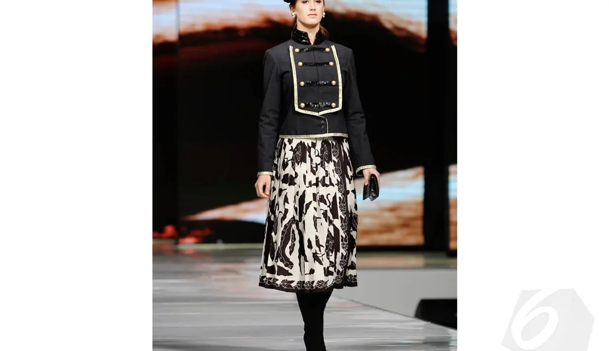 Seorang model cantik telihat mengenakan sebuah jaket bergaya military berwarna hitam yang dipadukan dengan rok lipit batik nuansa monokrom. Senin (19/5/2014) (Liputan6.com/Faizal Fanani)