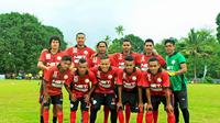 RAMAI BINTANG - Desa Tulehu mendadak ramai oleh bintang-bintang sepak bola Tanah Air. Selain mudik ke kampung halaman, mereka juga tampil di turnamen amatir di sana. (Bola.com/Imran Nahumarury)
