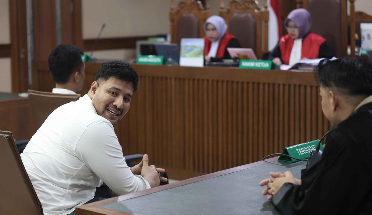 Sebagai informasi, Ammar Zoni beberapa kali terjerat kasus penyalahgunaan narkotika. Tampak dalam foto, terdakwa kasus peredaran narkotika di dalam Rumah Tahanan (Rutan) Salemba, Muhamad Ammar Akbar alias Ammar Zoni (kiri), saat mengikuti sidang pembacaan putusan di Pengadilan Negeri Jakarta Pusat, Kamis (23/4/2026).