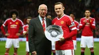 Dua top scorer Manchester United (MU) sepanjang masa, Sir Bobby Charlton dan Wayne Rooney. (Twitter)