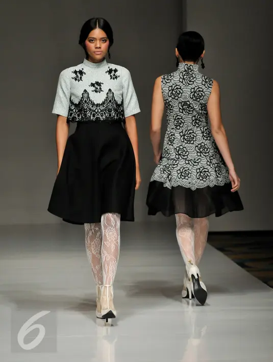 Model berjalan di atas catwalk mengenakan karya Sebastian Gunawan saat peragaan busana IPMI Trend Show 2017, Jakarta, Kamis, (10/11). (Liputan6.com/Yoppy Renato)