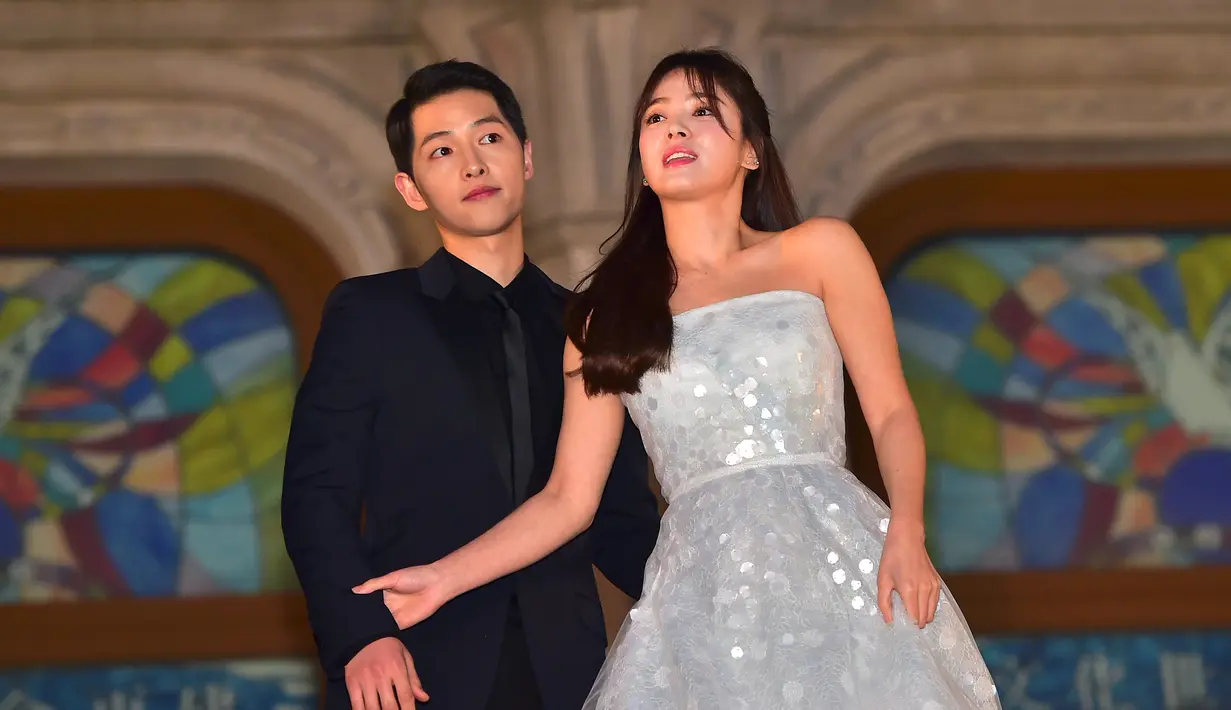 Seperti baru-baru ini, Song Joong Ki dan Song Hye Kyo tertangkap kamera sedang menghabiskan waktu bersama saat malam Natal. (JUNG YEON-JE/AFP)