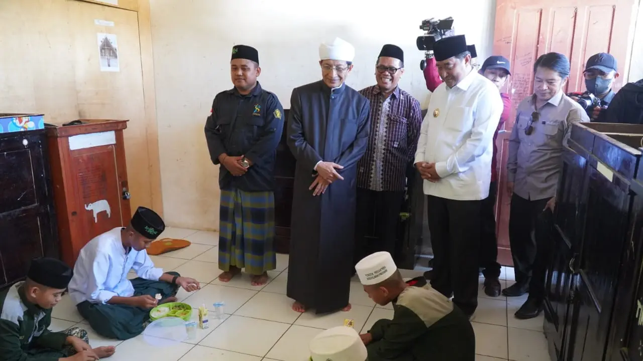 Menag Nasaruddin Umar saat meninjau pelaksanaan simulasi program Makan Bergizi di Pondok Pesantren Nahdlatul Ummat, Polewali Mandar, Sulawesi Barat, Sabtu 30 November 2024.