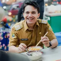 Ia terjun ke dunia politik setelah mengikuti Pemilihan Kepala Daerah Kabupaten Bandung. Saat ini, pria berusia 46 tahun ini menjabat sebagai Wakil Bupati Bandung periode 2021-2026 dengan Bupati Dadang Supriatna.(Liputan6.com/IG/@sahrulgunawanofficial)