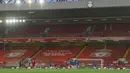 Pemain Liverpool Trent Alexander-Arnold mencetak gol ke gawang Chelsea pada pertandingan Liga Inggris di Anfield Stadium, Liverpool, Inggris, Rabu (22/7/2020). Liverpool mengalahkan Chelsea dengan skor 5-3. (Paul Ellis, Pool via AP)