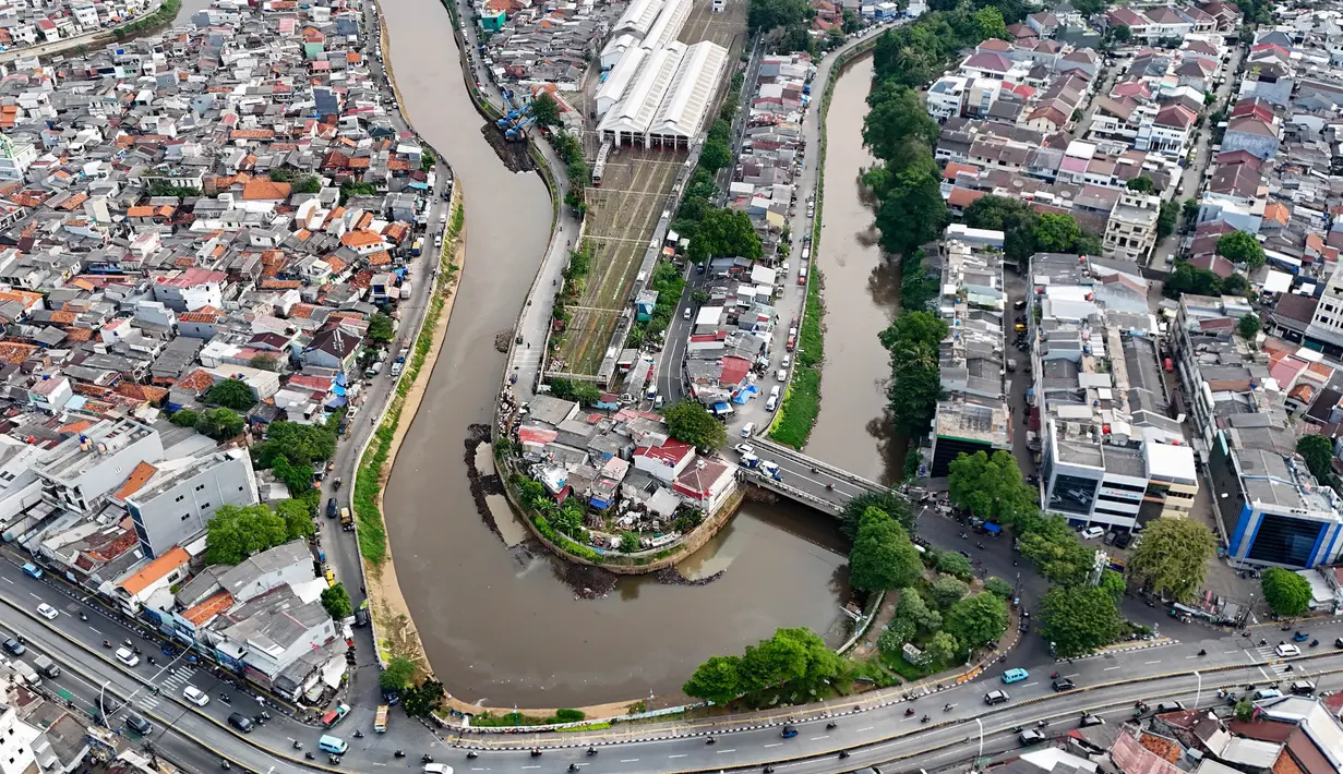 Foto udara memperlihatkan hunian warga di sekitar bantaran Kali Ciliwung yang membelah Kelurahan Kampung Melayu, Jakarta Timur dan Bukit Duri, Jakarta, Selasa (29/4/2025). (merdeka.com/Arie Basuki)