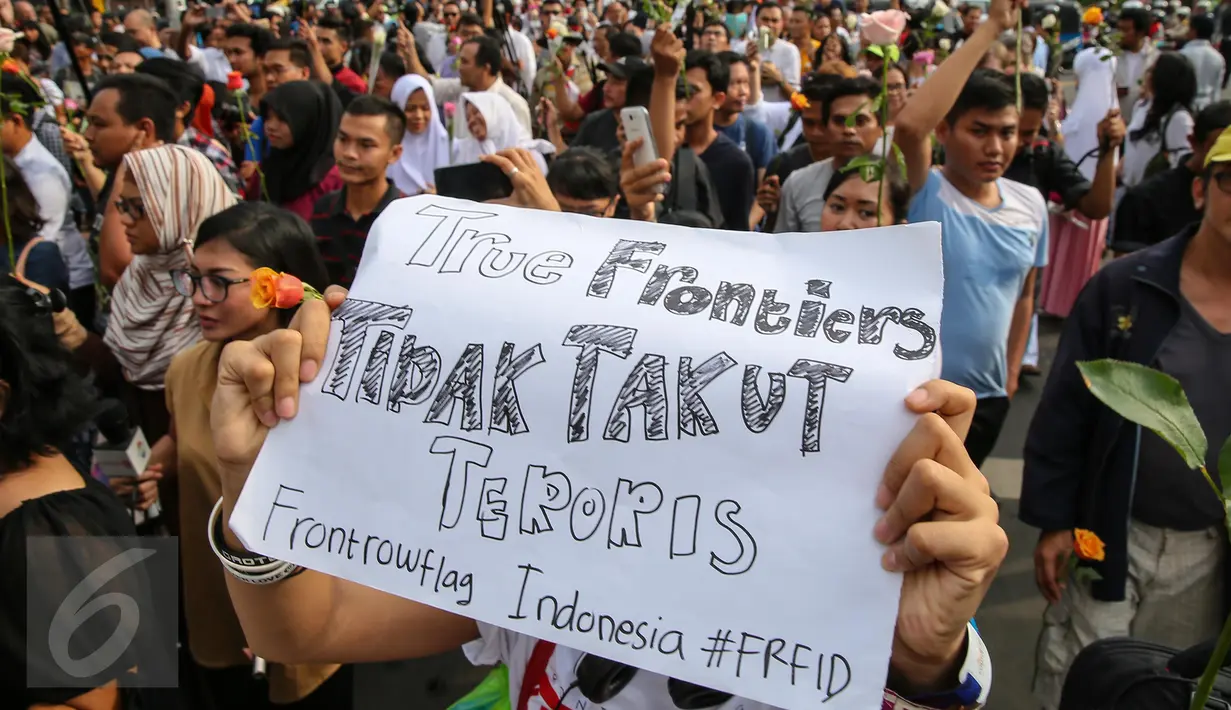 Sejumlah warga bersama organisasi masyarakat menggelar aksi solidaritas di Sarinah, Jakarta, Jumat (14/1/2016). Aksi '#KAMITIDAKTAKUT' menyerukan persatuan diantara masyarakat Indonesia untuk tidak takut aksi terorisme. (Liputan6.com/Faizal Fanani)
