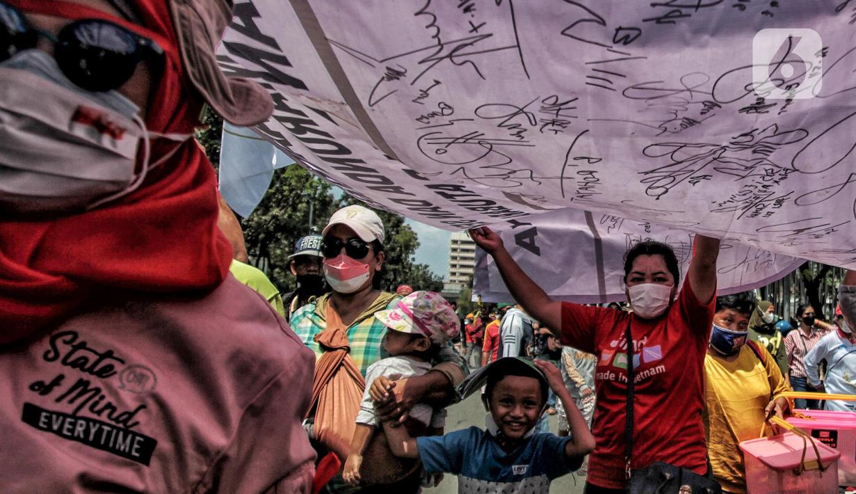 Massa F-MRM saat aksi mengecam polusi debu batu bara di Balai Kota, Jakarta Pusat, Senin (28/3/2022). Massa menuntut Gubernur DKI Jakarta Anies Baswedan segera mengatasi permasalahan polusi debu batu bara yang telah mengancam kesehatan dan keselamatan warga Marunda. (merdeka.com/Iqbal S. Nugroho)