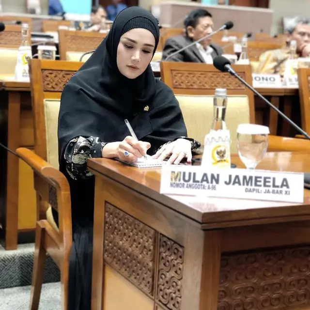 7 Gaya Mulan Jameela Jalani Hari Jadi Anggota DPR, Selalu Jadi Sorotan
