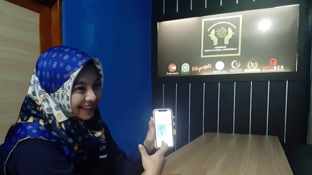 Novi Wahyuningsih memperlihatkan aplikasi Cakra Talk yang sudah diunduh dari playstore. (Foto: Liputan6.com/Istimewa/Muhamad Ridlo)