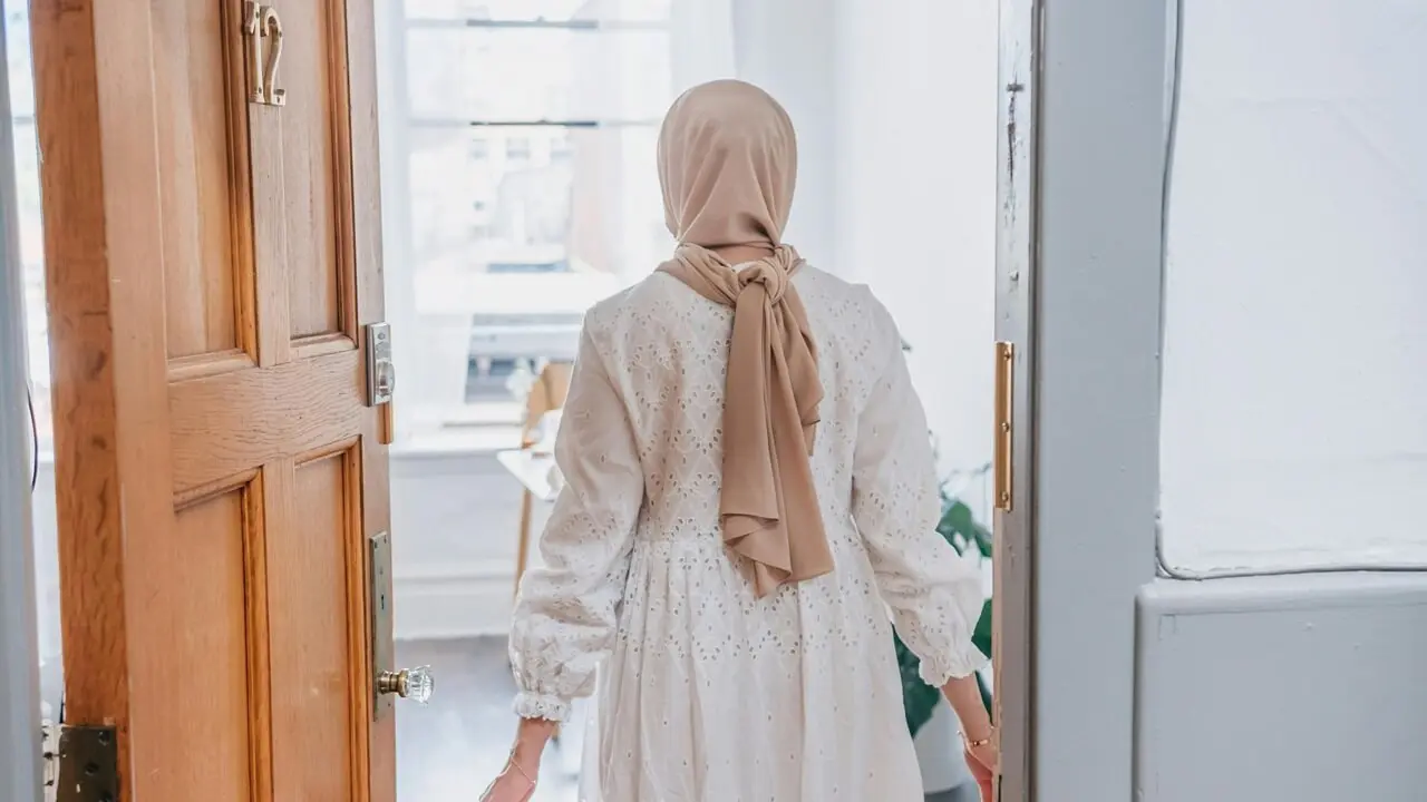 Seorang Muslimah Masuk Rumah