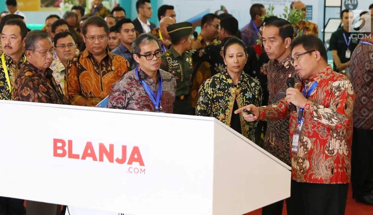 Presiden Joko Widodo saat mengunjungi stand pameran Indonesia Business and Development Expo (IBD Expo) di JCC, Jakarta, Rabu (20/9).Pameran tersebut  membahas perkembangan ekonomi indonesia di era digital. (Liputan6.com/Angga Yunair)