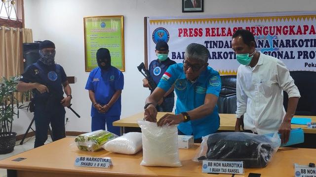 Kabid Penindakan BNN Riau memperlihatkan barang bukti yang disita dari kurir sabu di Pekanbaru.