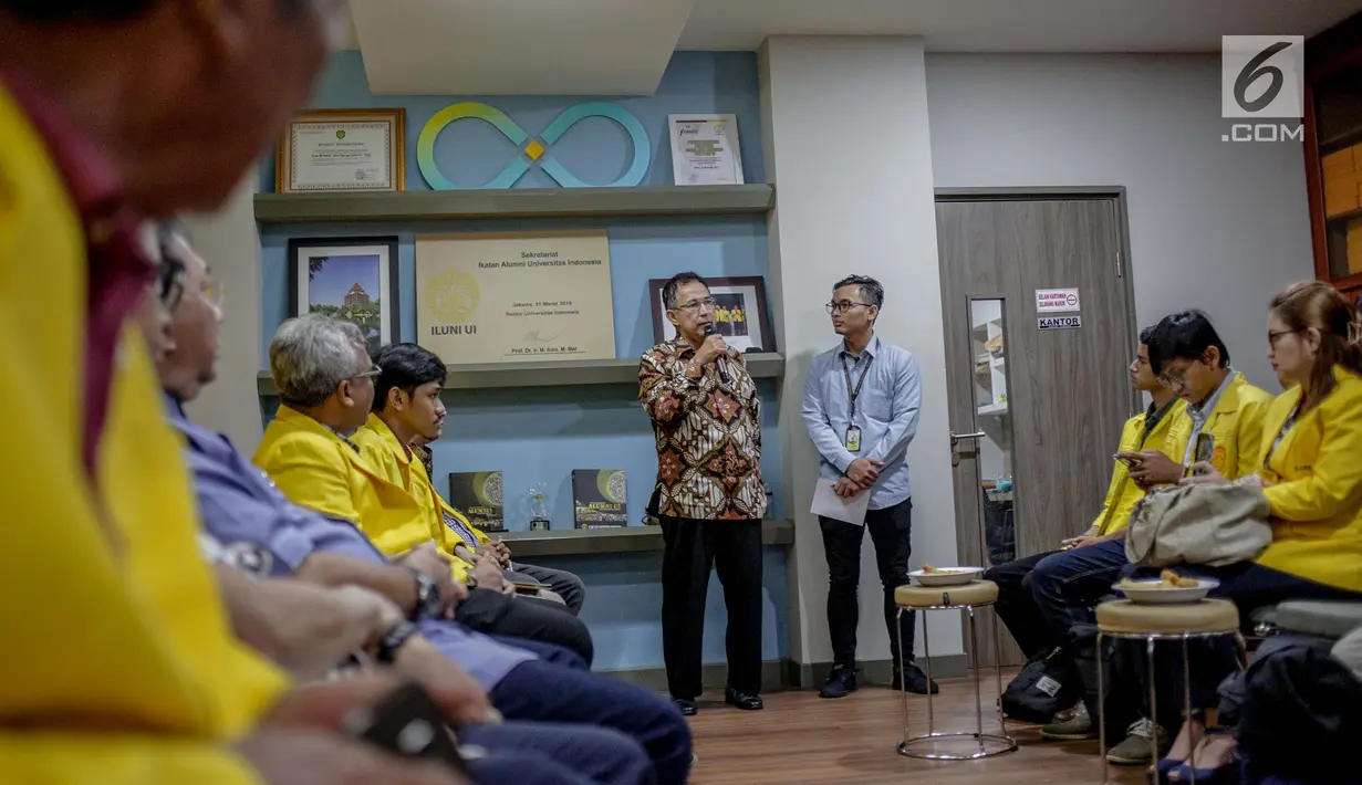 Rektor UI Muhammad Anis memberikan sambutan sebelum pernyataan sikap bersama ILUNI UI dan Mahasiswa UI di Sekretariat ILUNI UI Kampus UI Salemba, Jakarta, Rabu (24/4). (Liputan6.com/Faizal Fanani)