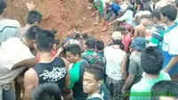 Pencarian korban longsor di tambang emas ilegal di Desa Bakan, Kecamatan Lolayan, Kabupaten Bolaang Mongondow, Sulawesi Utara. (Twitter @Sutopo_PN)