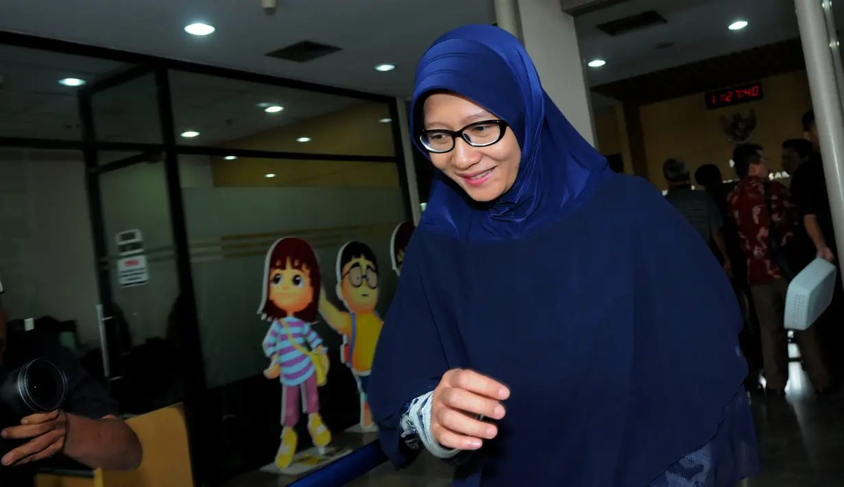 Usai menjenguk suaminya Anas Urbaningrum, Athiyyah Laila menebar senyum (Liputan6.com/Faisal R Syam).