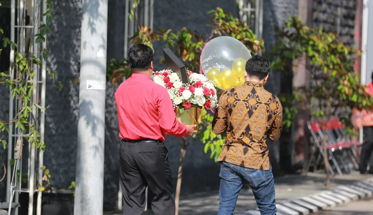 Bukan hanya itu, rangkaian bunga serta hadiah pun terlihat terus berdatangan sebagai bentuk ucapan selamat kepada putri presiden Jokowi ini yang sebentar lagi akan resmi menjadi istri Bobby Nasution. (Adrian Putra/Bintang.com)