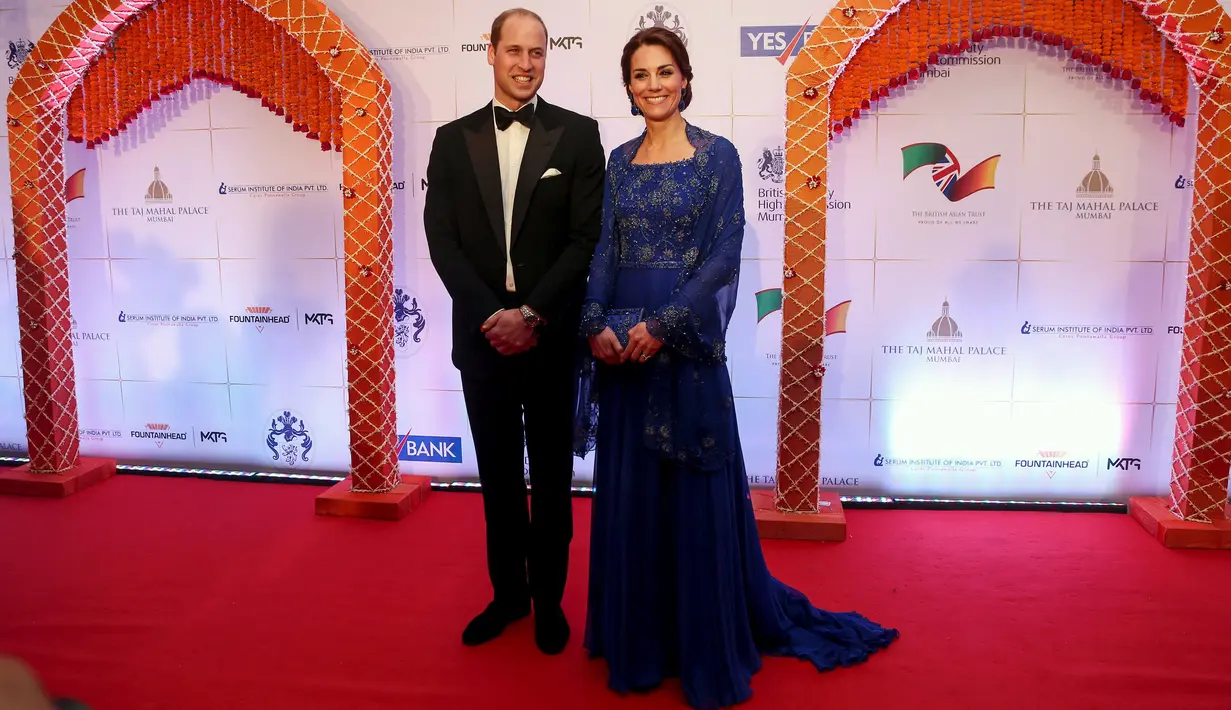 Pangeran William dan Kate Middleton berpose saat menghadiri acara amal di Taj Palace Hotel, Mumbai, India, Minggu (10/4). Sang Duchess of Cambridge tampil mempesona dalam gaun biru yang dipenuhi manik khas India. (REUTERS/Divyakant Solanki/Pool)