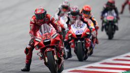 Persaingan sengit terjadi sejak awal balapan. Pecco Bagnaia berhasil menyalip Jorge Martin di lap pertama tikungan 4 dan membuat jarak antarpembalap tak berbeda jauh. (Foto: AP/Steve Wobser)