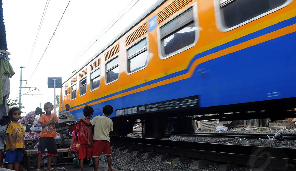 Potret kehidupan anak-anak yang tinggal di pinggiran rel kereta kawasan Jakarta Barat, Jumat (20/06/14). (Liputan6.com/Faisal R Syam)