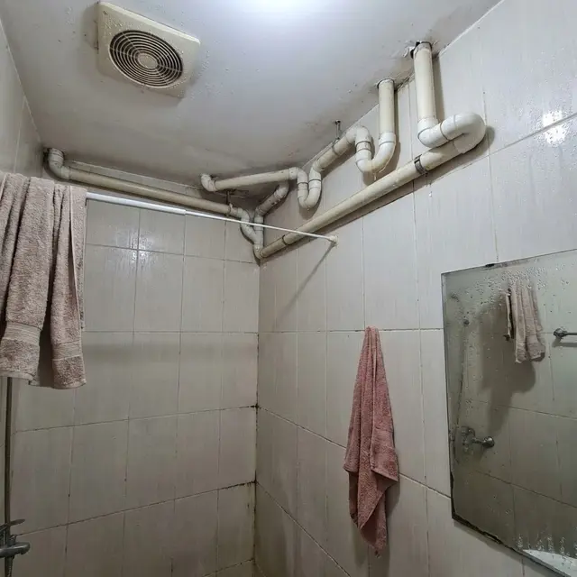 Kamar mandi lembap karena pipa pembuangan terlalu panjang (Gemini AI)