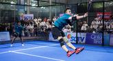 Selebritas Indonesia, Raffi Ahmad melakukan pukulan smash ke arah pasangan Saih Halilintar dan Fateh Halilintar dalam laga final ganda putra padel Turnamen Olahraga Selebriti Indonesia (TOSI) Season 4 di GOR UNJ, Rawamangun, Minggu (09/11/2025). (Bola.com/Bagaskara Lazuardi)