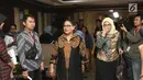 Menteri Pemberdayaan Perempuan dan Perlindungan Anak (PPPA) Yohana Yembise tiba di Gedung MK, Jakarta, Rabu (26/12). Menteri Yohana mengapresiasi putusan MK atas Judicial Review batas minimal usia perkawinan untuk prempuan. (Liputan6.com/Herman Zakharia)