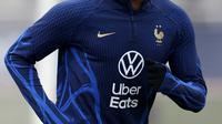 Pemain Timnas Prancis, Kylian Mbappe saat berlatih menjelang Kualifikasi Euro 2024 di Clairefontaine-en-Yvelines pada 21 Maret 2023. Mbappe akan memulai debut sebagai kapten Les Bleus pada 25 Maret 2023 saat melawan Belanda. (AFP/Franck Fife)