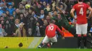 Pemain Manchester United, Wayne Rooney mencetak gol ketiga timnya ke gawang Manchester City pada laga putaran ketiga Piala FA 2011/2012 yang berlangsung di Etihad Stadium, Manchester, 8 Januari 2012. Setan Merah menang dengan skor 3-2. (AFP/Paul Ellis)
